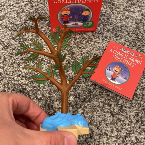 Adorable mini Charlie Brown Christmas tree and mini book - Picture 5 of 10